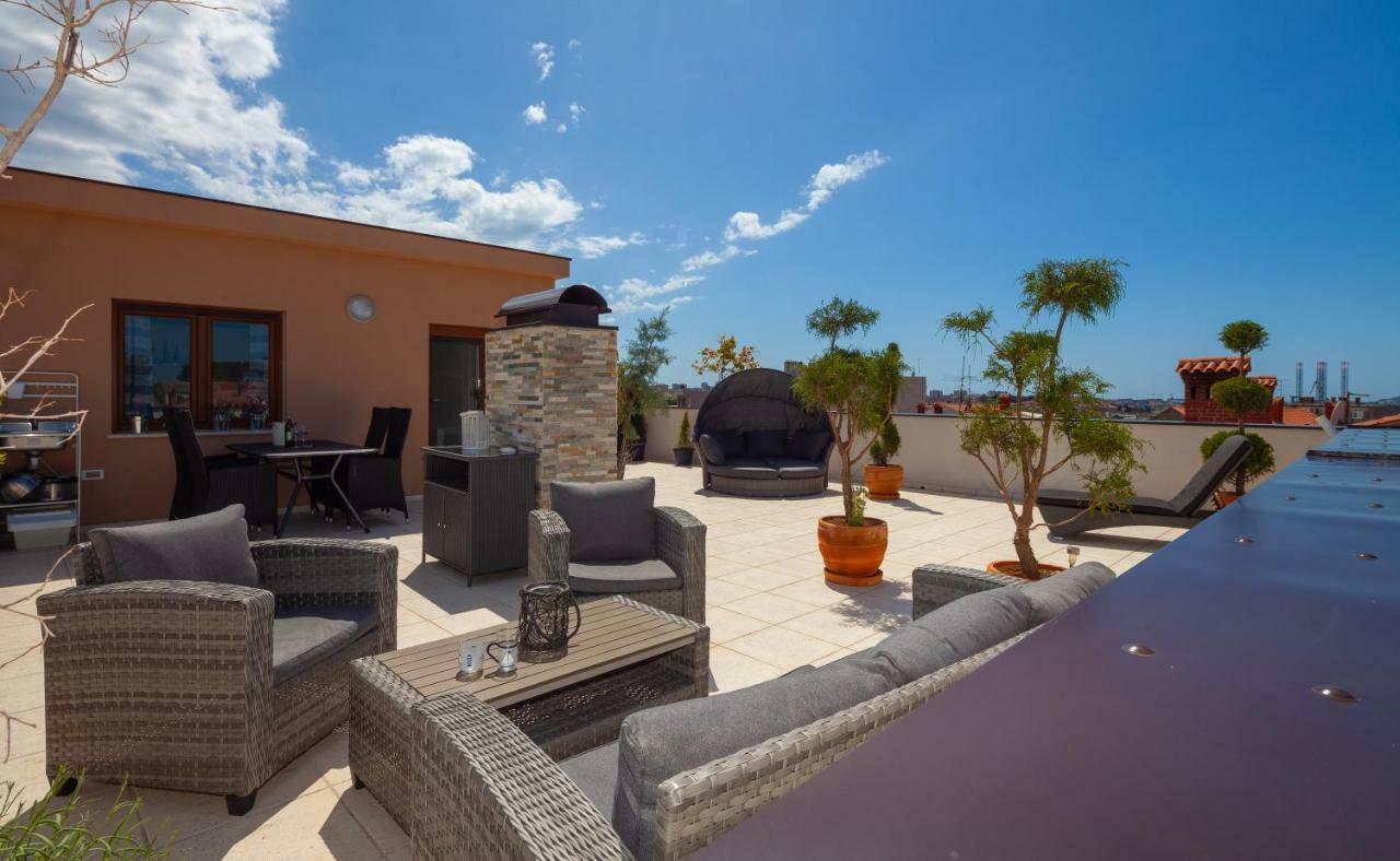 Luxury Apartment With Private Rooftop Terrace プーラ エクステリア 写真